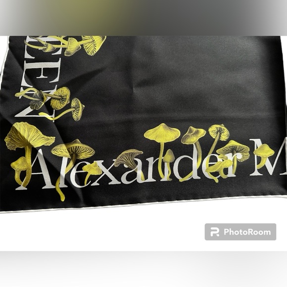 NWT 🍄 Alexander McQueen black mushroom silk square twill scarf - Picture 7 of 10